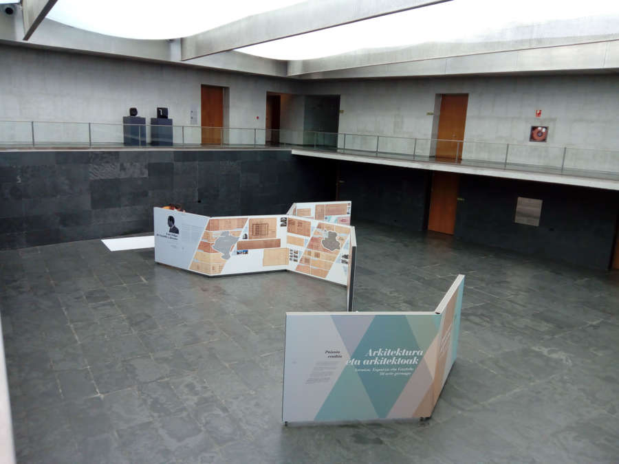 El Parlamento de Navarra inaugura la exposición ‘Arquitectura y Arquitectos, Arraiza, Esparza y Gaztelu 50 años después’