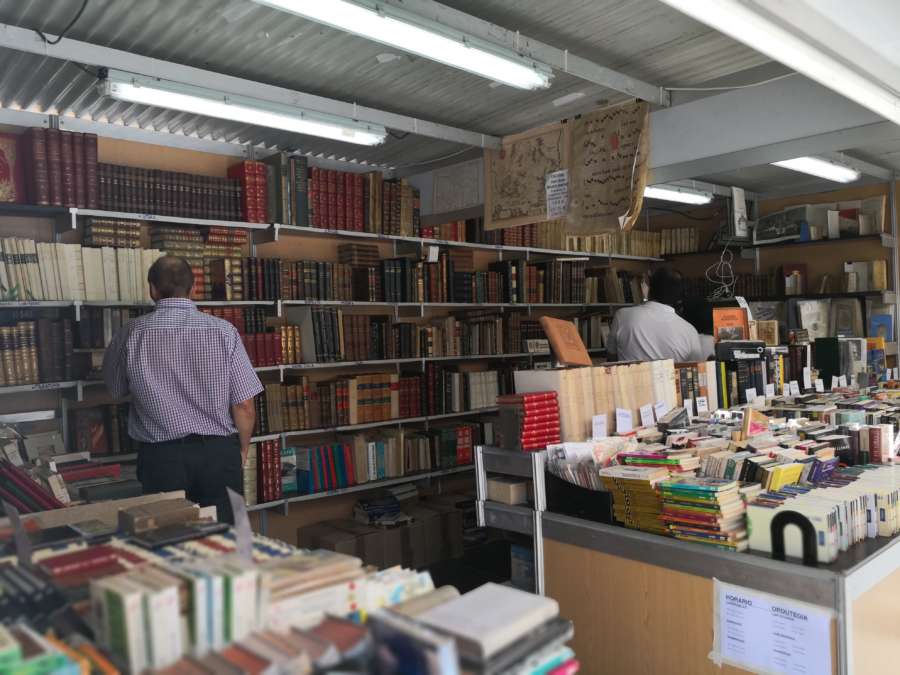 Los libros salen a la calle en su Día Internacional con flores y descuentos