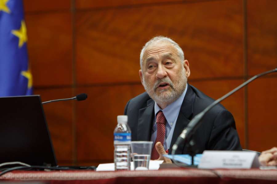 La UPNA recopila una selección de libros de tres premios Nobel de Economías