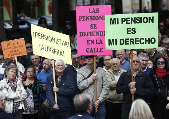 Pensionistas piden en el Parlamento foral una pensión mínima de 1.080 euros