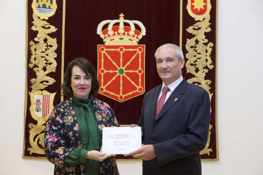 Aramburu entrega en el Parlamento los Presupuestos, por 4.010 millones de euros