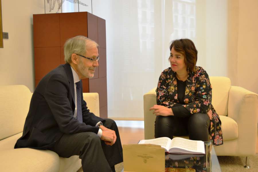 El Fiscal Superior de Navarra presenta la memoria de la fiscalía a la Presidenta del Parlamento