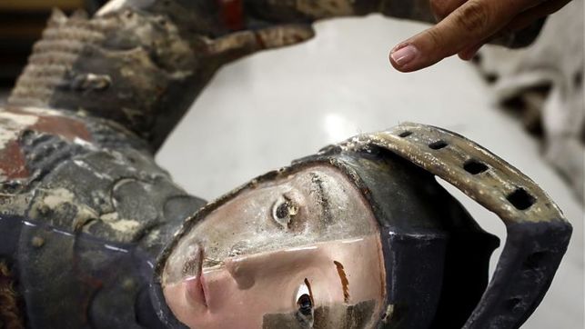 Restauradores profesionales recuperan la imagen del San Jorge de Estella