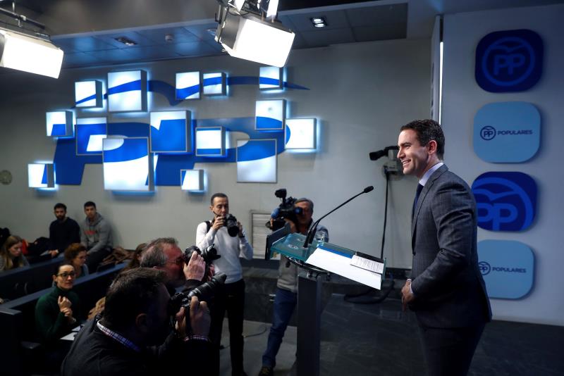 Casado convoca a los partidos constitucionalistas para defender la Constitución y excluye al PSOE