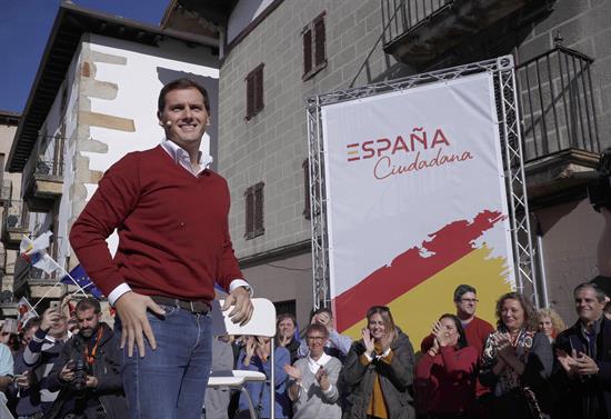 'España Ciudadana' homenajea en un acto en Alsasua a los guardias civiles agredidos en 2016