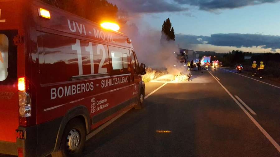 Fallece un motorista tras una colisión con un camión en la N121 cerca de Mendivil