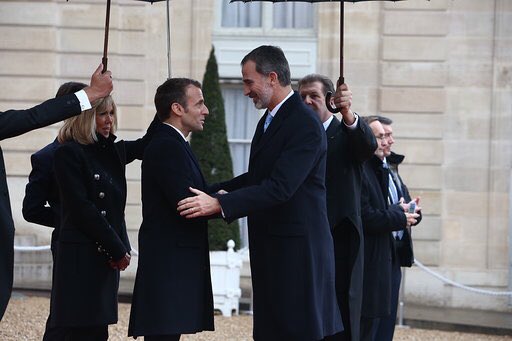Macron recibe a Felipe VI antes de la ceremonia por el fin de la Gran Guerra