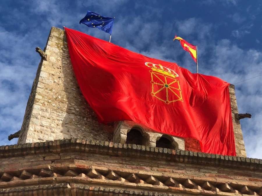 Banderazo: La gran bandera de Navarra llega a Cortes
