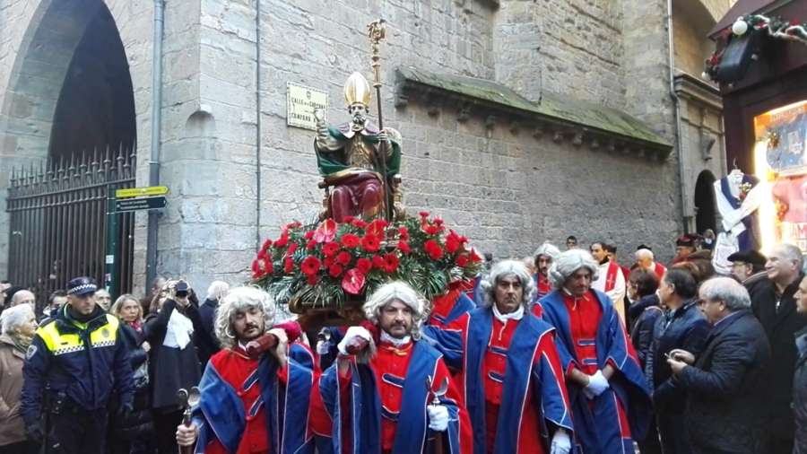 Los pamploneses salen a la calle para celebrar la festividad de San Saturnino