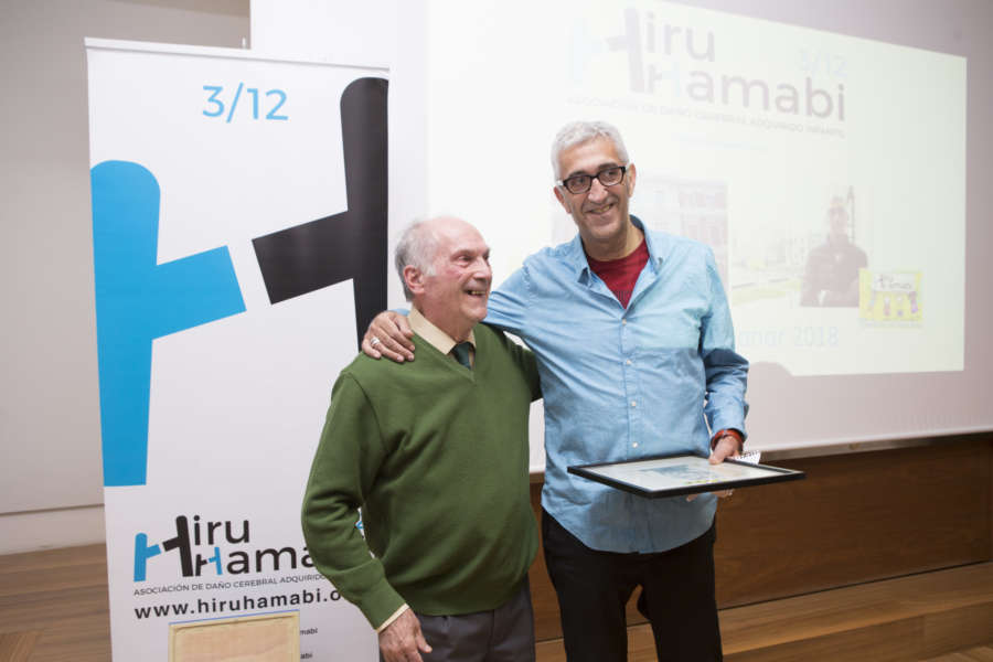 Parlamento de Navarra y el neuropsicólogo, Javier Tirapu, reconocidos por la asociación Hiru Hamabi