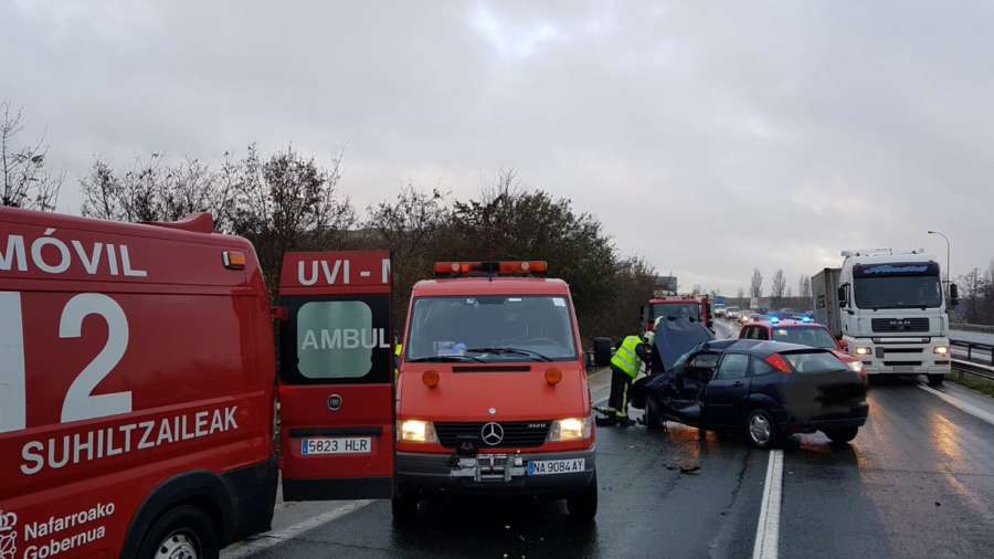 Varios vehículos implicados en un accidente de tráfico en la A-15