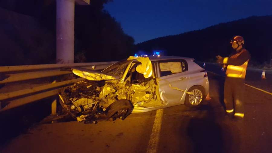 Un conductor herido en una colisión frontal contra un camión en Sarasate