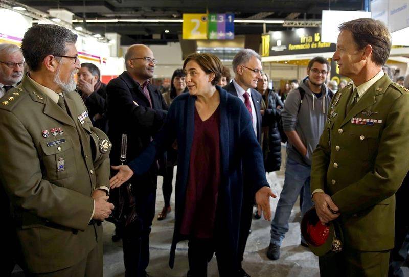 Colau dice a militares que su presencia no es grata en el Salón de la Enseñanza