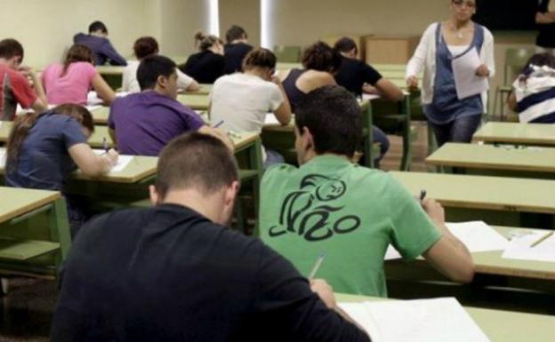 Los alumnos podrán obtener el título de Bachillerato con un suspenso
