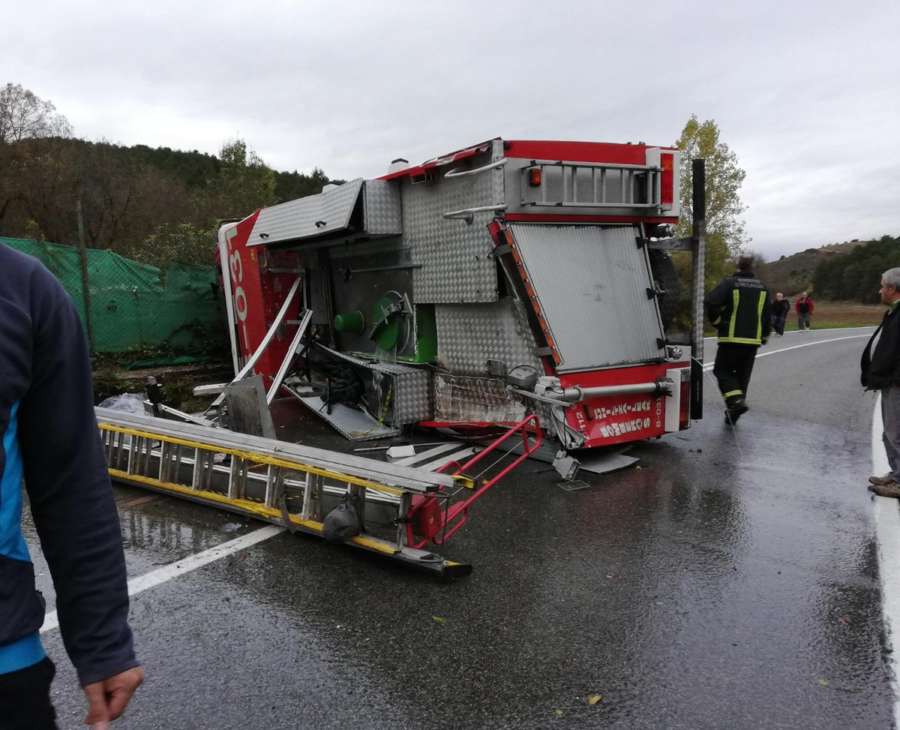 Cinco bomberos heridos al volcar el camión en el que viajaban para apagar un incendio en Beunza (Navarra)