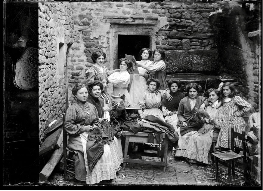 La vida cotidiana de Navarra hace un siglo, en el libro de fotos 