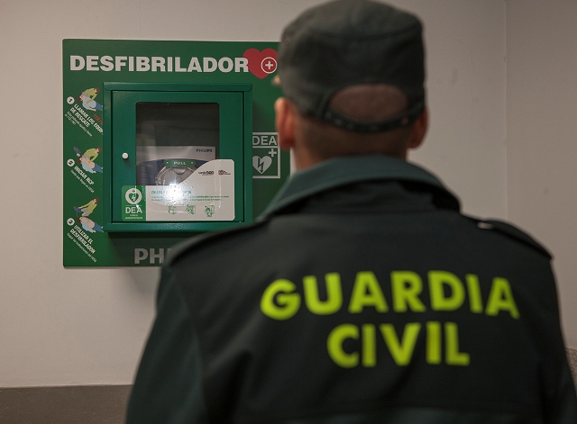 Fundación España Salud cede un desfibrilador de última generación a la Guardia Civil