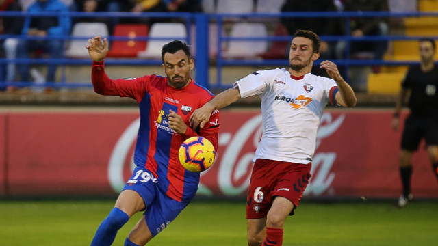 Osasuna remonta con diez un 2-0 adverso en el Francisco de la Hera