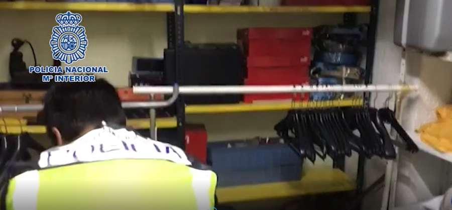 Detenidos por robar ropa en su propio outlet en Rumanía