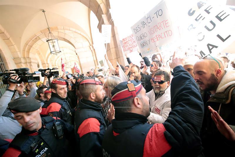 Cientos de médicos protestan ante el Parlamento catalán en su tercer día huelga