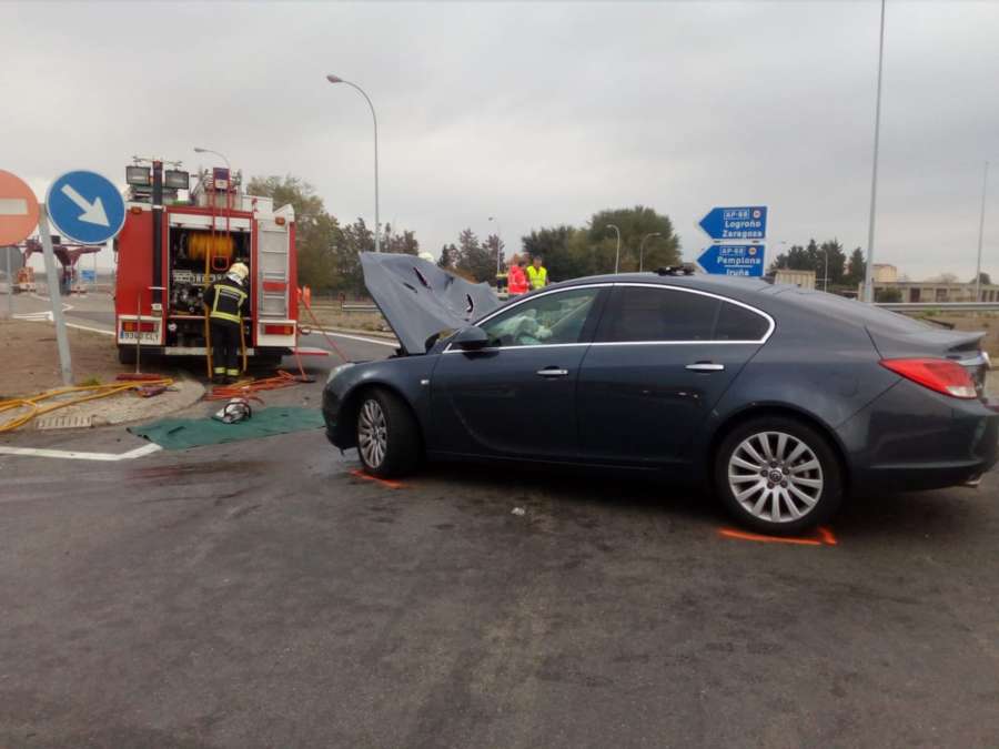 Conductora herida en un accidente entre un camión y un turismo en Tudela