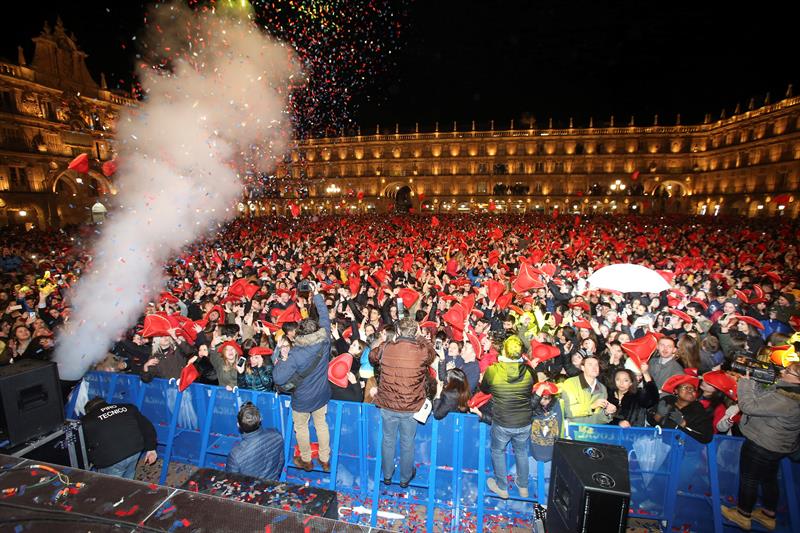 20.000 Jóvenes despiden el año estudiantil desde la Plaza Mayor de Salamanca
