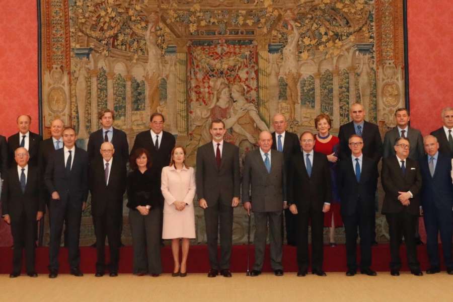 El rey Juan Carlos reaparece junto a Felipe VI en un acto de la Constitución