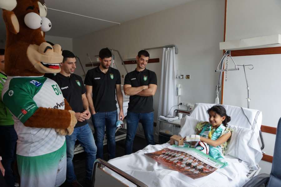 Jugadores del equipo de Balonmano Helvetia Anaitasuna visitan a los niños ingresados en el CHN