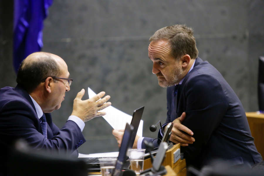 El Parlamento navarro solicitará modificar la ley de financiación de partidos con la abstención de PSN y PP