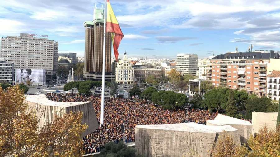 Miles de personas se manifiestan en Madrid en defensa de la unidad de España