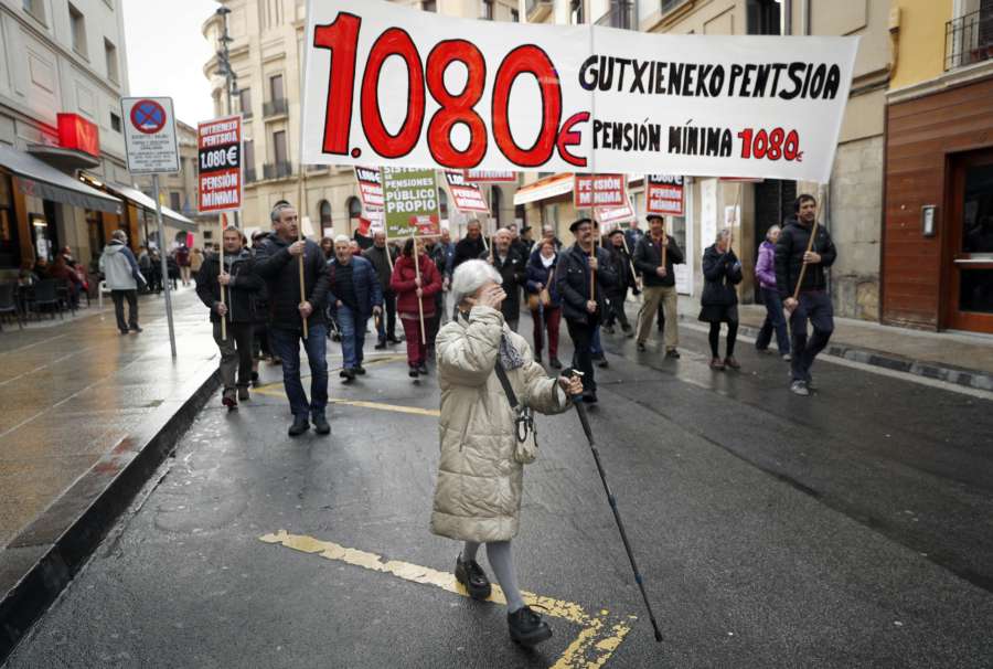 Miles de personas protestan en 70 ciudades españolas por unas pensiones 