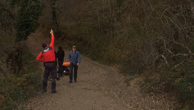 Herida leve al caerle la rama de un árbol en el nacedero del Urederra