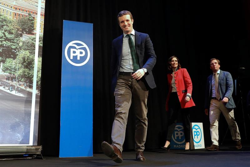 El PP perdería 17 escaños en Madrid pero gobernaría con Cs y Vox, según un sondeo