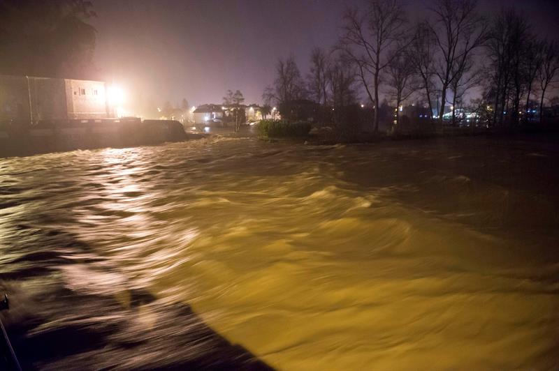 La crecida de los ríos inunda pueblos cántabros y obliga a evacuar a vecinos