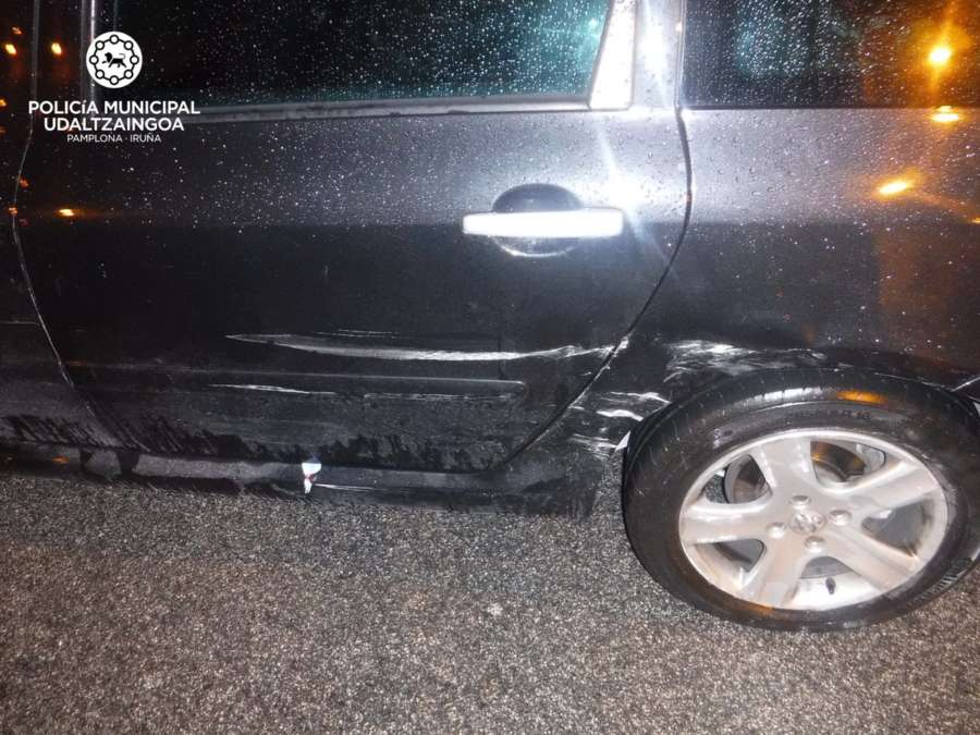 Una conductora, que da positivo en alcohol, choca contra dos coches aparcados