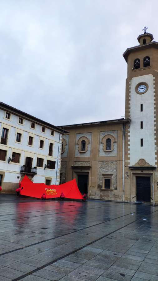 Banderazo : La gran bandera de Navarra se despliega en Villava