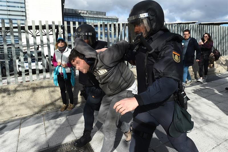 La Policía detiene a dos personas en las protestas del taxi en Ifema y en Atocha
