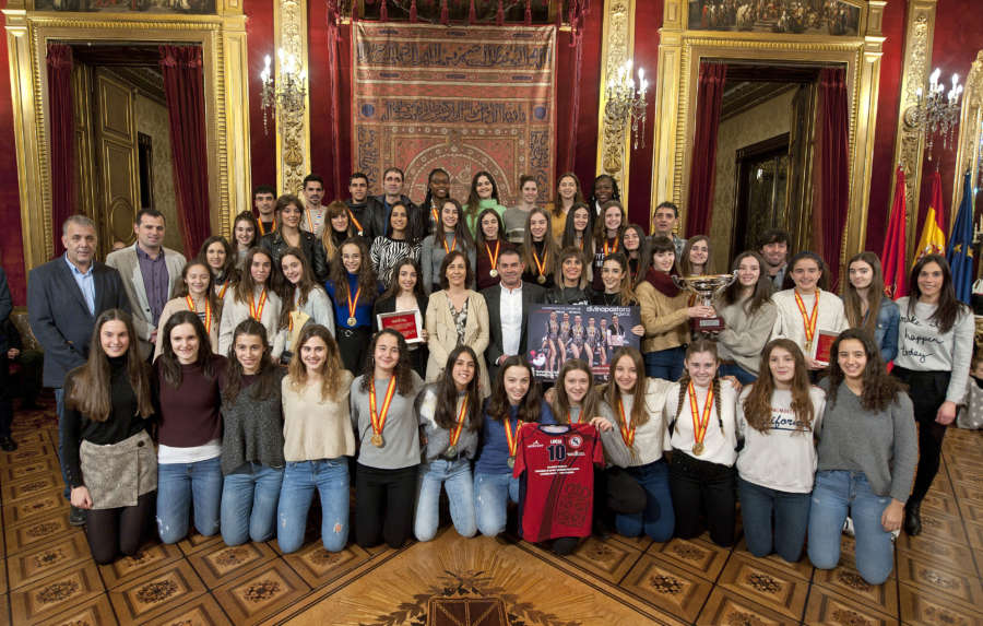 Recepción en el Salón de Trono de las Selecciones infantil y juvenil de Balonmano y Rítmica