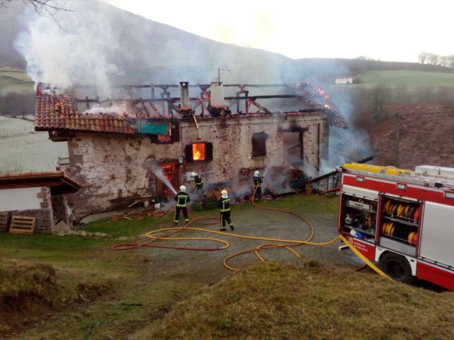 Un incendio sin heridos destruye un caserío en Errazu (Navarra)