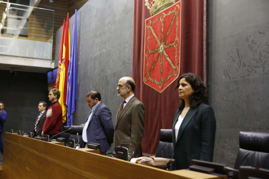Parlamento de Navarra guarda minuto de silencio por el accidente laboral mortal de Marcilla