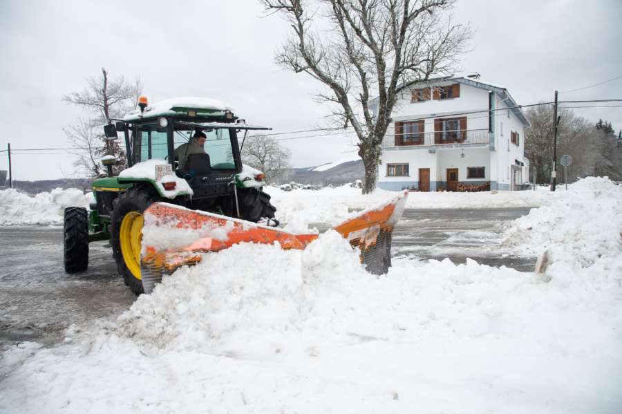 Seis carreteras cortadas por inundación en Navarra y cuatro por nieve