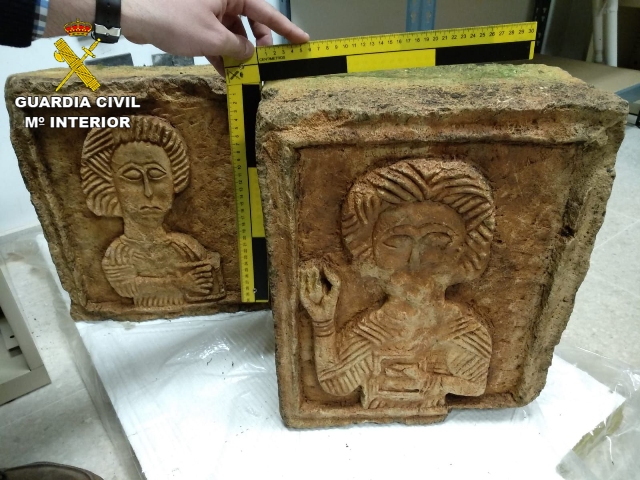 Recuperados en Londres dos relieves visigodos del siglo VII sustraídos en Burgos en 2004