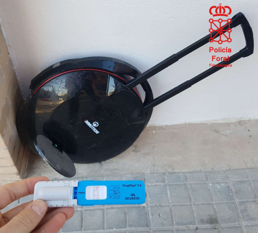 Denunciado por circular con patinete eléctrico por la acera y fumando porro