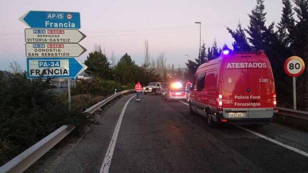 Da positivo tras chocar con farola y coche, y circular en sentido contrario