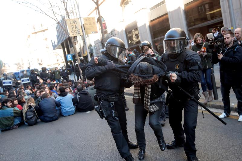 Los Mozos ponen fin al bloqueo de los CDR ante la Fiscalía en Barcelona