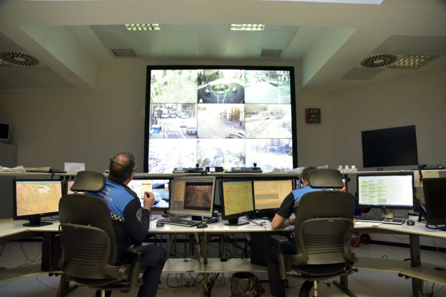 Policía Municipal estrena un videowall donde puede ver en directo las más de 200 cámaras instaladas en Pamplona