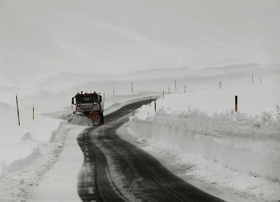 Seis carreteras cortadas y doce con cadenas por el temporal en Navarra