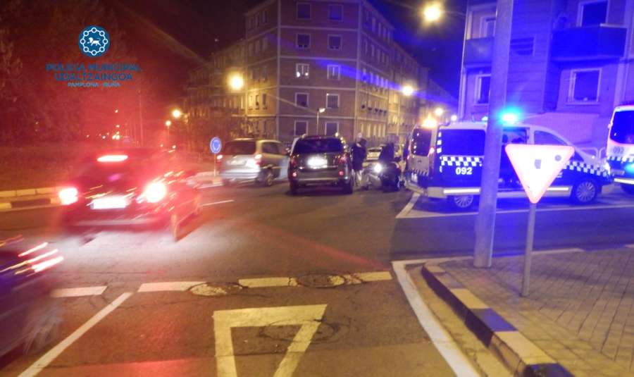 Una persona herida en el choque de un coche y una moto en Pamplona