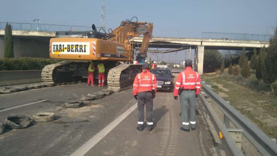 Comienza el derribo del puente de la AP-68 y N-121-C dañado al chocar un camión