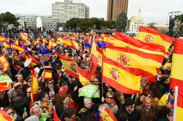 Miles personas se congregan ya en la plaza de Colón de Madrid contra Sánchez y a favor de elecciones